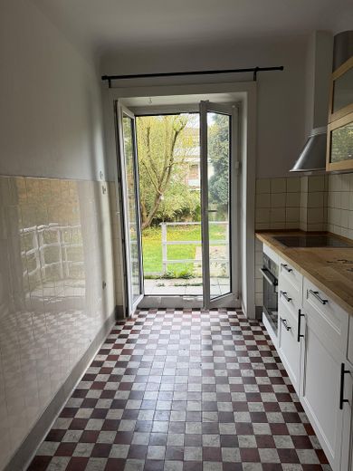 Urokliwe mieszkanie w starej kamienicy z parkietem ułożonym w jodełkę, wysokimi sufitami i dużym ogrodem w Wellingsbüttel – Küche 
