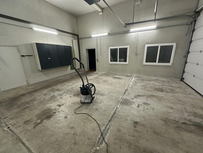 Gewerbefläche, z.B. als Werkstatt, Lager, Büro rund 180 qm, Wohnen unter Voraussetzungen möglich – Heizgebläse und Radiatoren