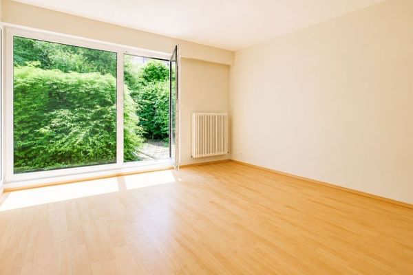 Ruhige, leer stehende 1-Zi Wohnung mit Terrasse und Stellplatz 
V E R K A U F T