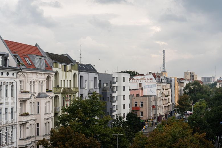 Recién reformado. Disponible para entrar y sin comisión. Lujo en un edificio antiguo en pleno centro de la ciudad. – Ausblick Balkon n. re.