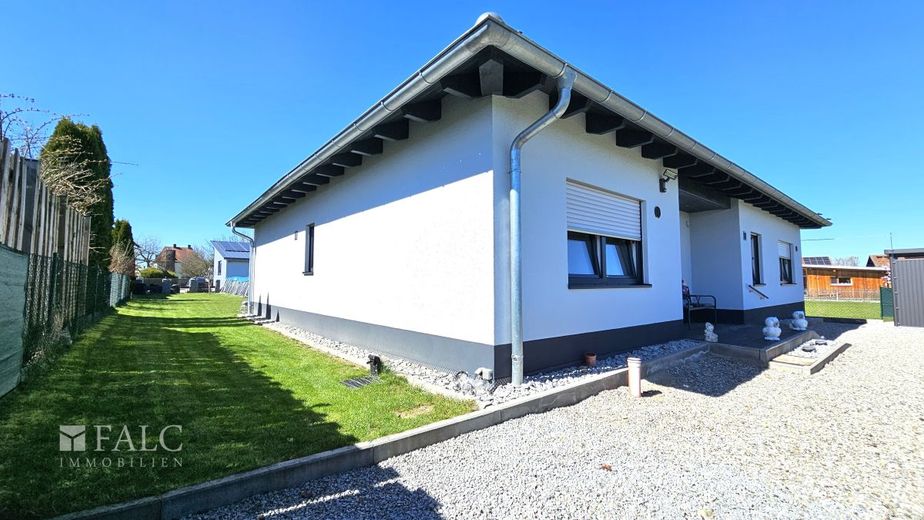 Neuwertiger Bungalow mit Einliegerwohnung &amp; hoher Energieeffizienz – Außenansicht