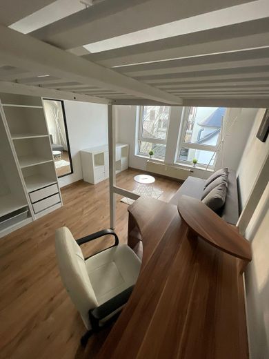Möblierte 1-Zimmer-Wohnung in Kaiserslautern – 570 € warm all inclusive – Schreibtisch
