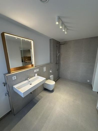 Neubau - Erstbezug - Niedrigenergiehaus - Wunderschöne 1 ZW inkl. EBK, Stellplatz, ca. 42m² Wfl. – Bad