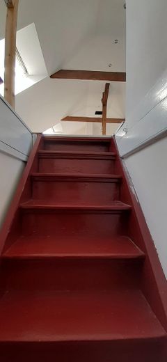 Ausgefallene Altbau-Wohnung – Treppenaufgang Spitzboden