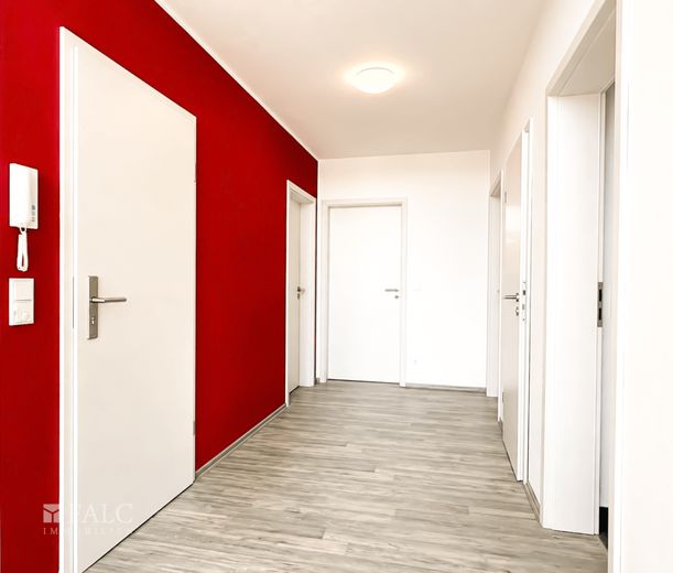 Hell. Offen. Energieeffizient. KfW-40-Wohnung mit sonniger Terrasse und Garage – Flur