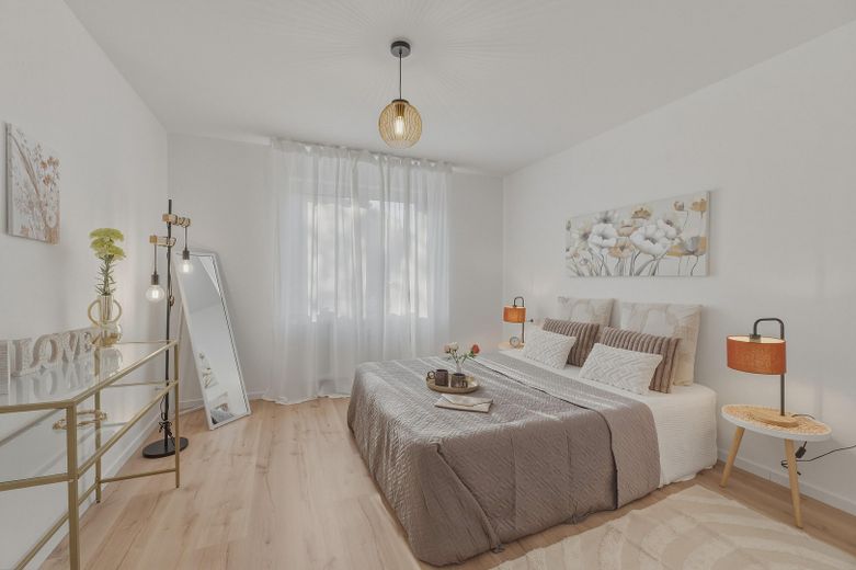 Amore per il giardino! Appartamento ristrutturato di 2 locali libero da subito, con splendido giardino privato e terrazza soleggiata – Schlafzimmer