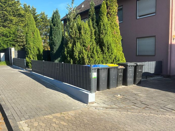 Müllbereich und Parkplätze