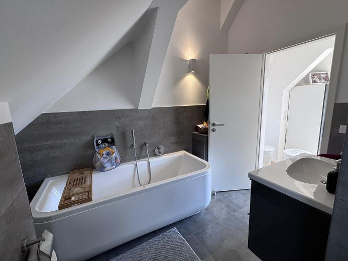 Apartamento de 3,5 habitaciones en Stuttgart-West | Dúplex Kräherwald con balcón y galería – Bad DG 1