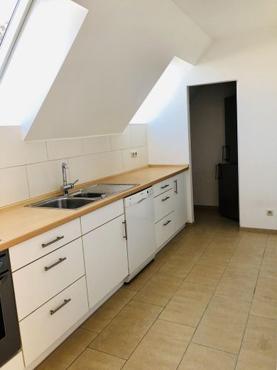 *** 3 Zimmer Wohnung mit ruhiger Terrasse in Bogenhausen Denning 2.OG *** – Küche - Abstellraum/Schiebetür