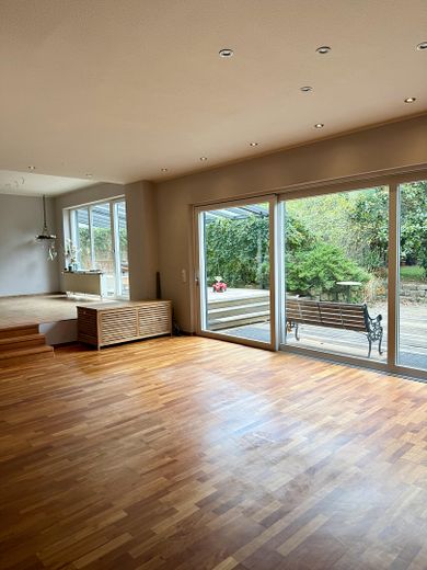 Modernes EFH mit Einliegerwohnung & Traumgarten | Provisionsfrei & bezugsbereit – EG Wohnzimmer 