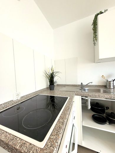 centralnie położony apartament gotowy do zamieszkania dla osób dojeżdżających / studentów, w tym prąd i internet (mieszkanie w budynku z garażem podziemnym) – Küche 1