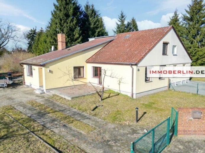 IMMOBERLIN.DE - Interessantes Haus mit Potenzial, Garage & Nebengebäude in ländlicher Lageharmonie – Foto 1