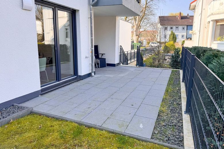 Wohnen wie im Haus: Ebenerdig 3 Zimmer mit Garten u. Tiefgarage am Bürgerpark im Neubau von 2023 – Terrasse