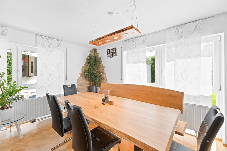 2-Etagen-Wohnung mit 2 Bädern, EBK, Terrasse, Balkon, PV-Anlage & 2 TG-Stellplätze – Wohn / Essbereich OG