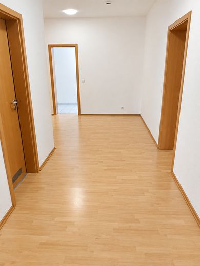Amplio apartamento de 3 habitaciones con 140 m², terraza en la azotea y mucho espacio en Bad Ems – Flur
