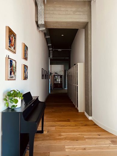 Viel Platz für den Alltag in dieser modernisierten 4-Zimmer-Loftwohnung in Lichtenberg – Flur