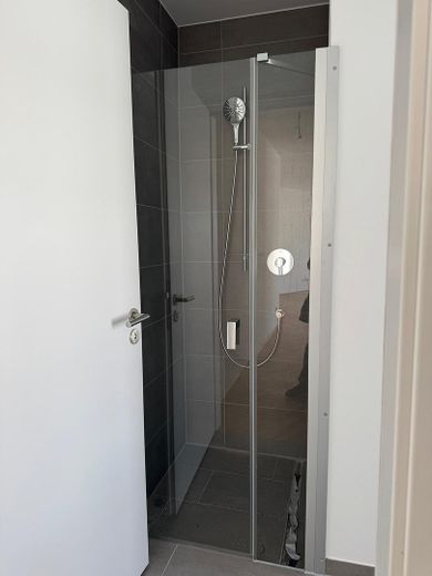 Stylish 1-room loft apartment with panoramic views and fitted kitchen – Dusche