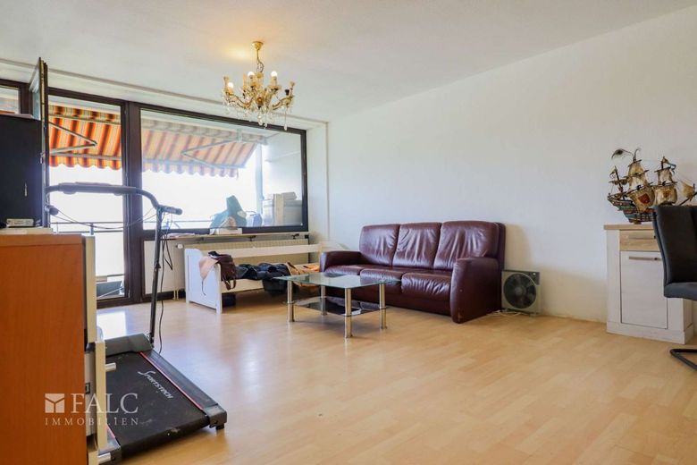 Attraktive 3-Zimmer-Wohnung mit großem Balkon, Tiefgaragenstellplatz in Junkersdorf – Wohnzimmer