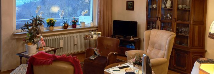 sonnige Wohnung mit Weitblick – Wohnzimmer möbliert