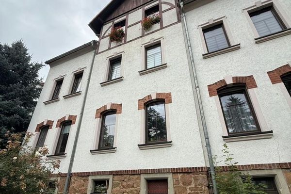 Maison collective rénovée et bien louée avec nouveau chauffage et potentiel dans un emplacement prisé !