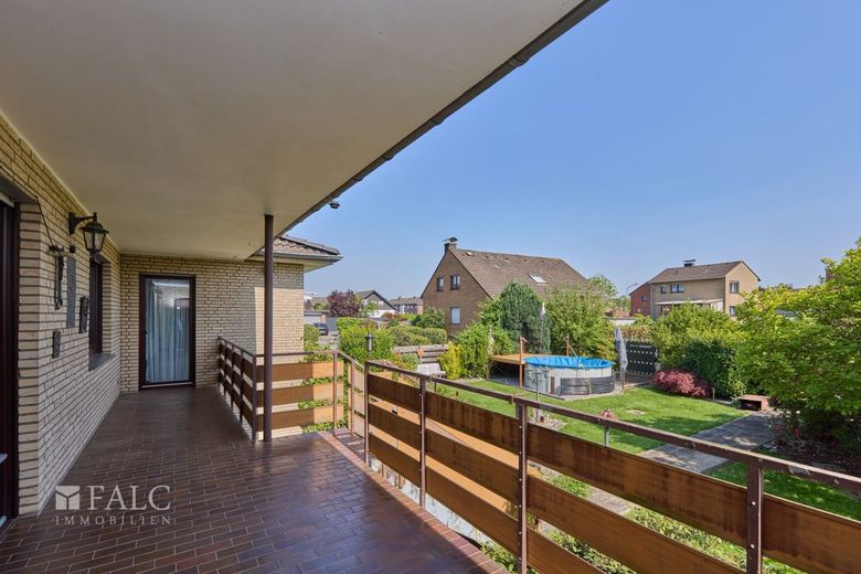 Blick vom Wohnzimmerzugang zur Terrasse