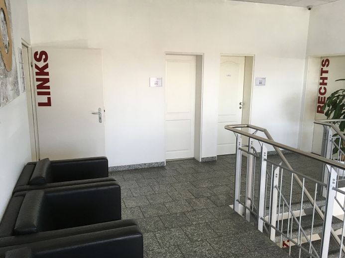 Hamburger Randgebiet Ellerbek - BÜRO hell, freundlich, 20qm - courtagefrei – Treppenhaus OG