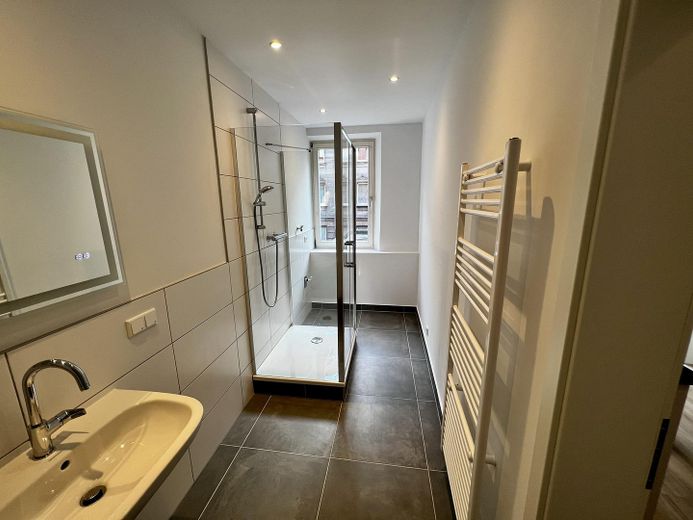 Stilvolle 2-Zimmer-Altbauwohnung – frisch renoviert mit moderner EBK; WG Geeignet – Bad