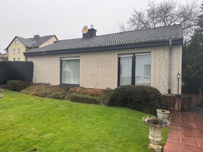 2 Häuser auf einem Grundstück: Das Einfamilienhaus ist bald verfügbar und das Zweifamilienhaus ist sicher vermietet! – Anischt EFH