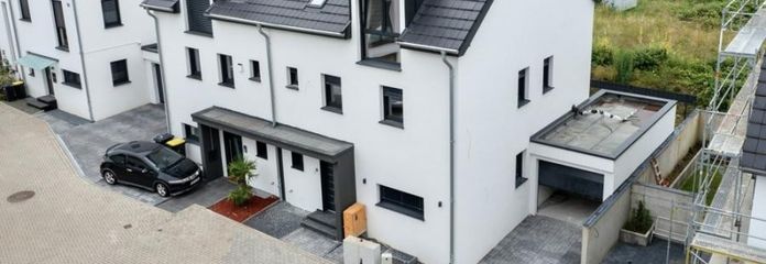 Investoren aufgepasst!  Geräumige  Doppelhaushälfte mit gehobener Innenausstattung in Meerbusch – Hausansicht