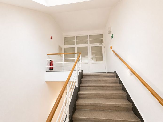 Einmaliges Wohnjuwel! 80 m² Wohnung - Loft-Charakter und 1A Veste-Coburg-Blick! Stellplatz mietbar – Moderne Brandschutztüren 3. Stock