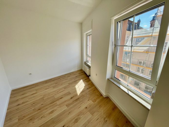 Prima occupazione dopo ristrutturazione: 4 locali-cucina-bagno nella zona pedonale, altezza soffitti 2,70 m – impianti domestici completamente nuovi – Arbeitszimmer / Kinderzimmer