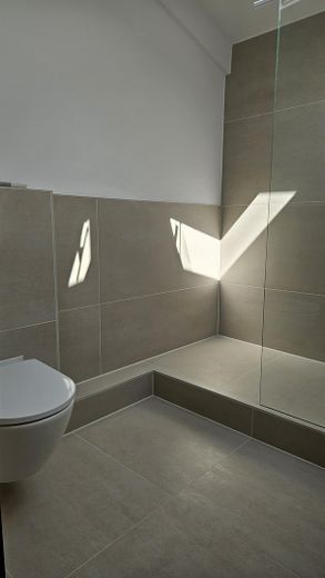 Neuwertiges Reihenmittelhaus, Fußbodenheizung, eigenem Garten & Garage – Tageslicht Bad