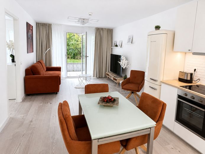 Alexanderplatz: 3 Zimmer, EG, eigner Garten, TG, Möbliert, Doorman – Wohnzimmer