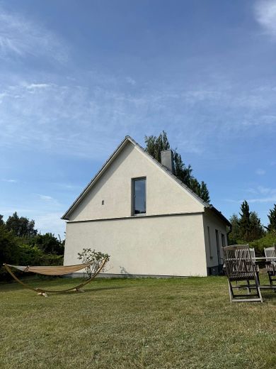 Inselidyll mit Boddenblick: Großes Grundstück & Ferienhaus-Potenzial auf Rügen – Außenansicht Osten