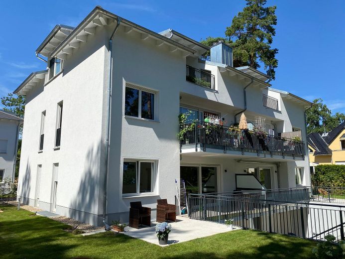 Wohnen am See in der Natur: Moderne Wohnung mit Terrasse und Garten – Foto 2