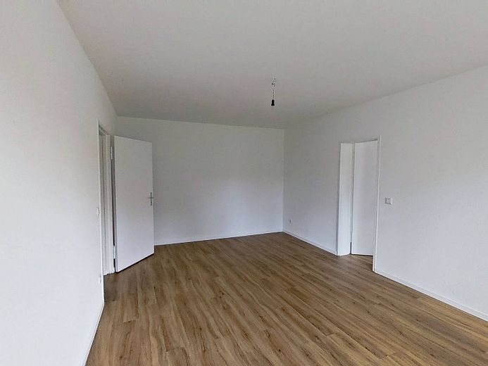 Cocina equipada y baño con bañera: moderno apartamento de 3 habitaciones en el sur de Flensburg – Ansicht II: Wohn- und Esszimm…