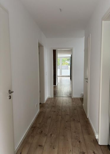 Haus sucht Familie-lichtdurchflutete Stadtvilla auf großem Grundstück – Eingangsbereich, Flur