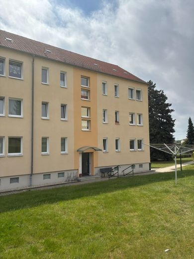 frisch renoviert - modernisierte/helle Etagenwohnung - 2,0 Zi. Küche mit EBK/Wannenbad (TLB) - ca. 45m² – 260422_MW_1.OG_links_WLS60_Crimmitschau_Bilder_CKI_004_Haus.