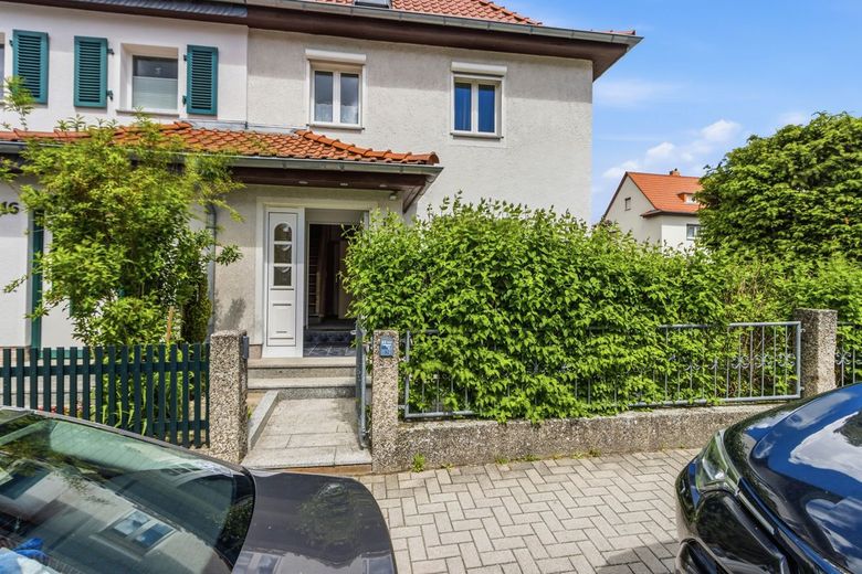 "Schollehaus" gesucht?
Reihenendhaus mit kleinem Garten und Garage – Ansicht