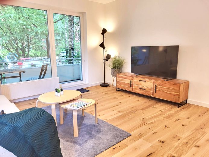 Wohnen auf Zeit: 2-Zimmer-Wohnung in Hamburg-Meiendorf – Wohnzimmer Fernseher