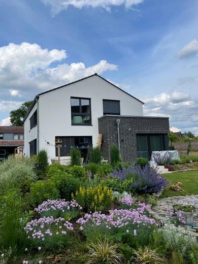 Gepflegter Garten, Rückansicht