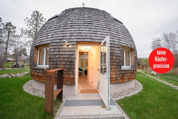 HORN REAL ESTATE ++ Wustrow Kugelhaus by the lake - the "ball bearing" in high-quality ecological construction