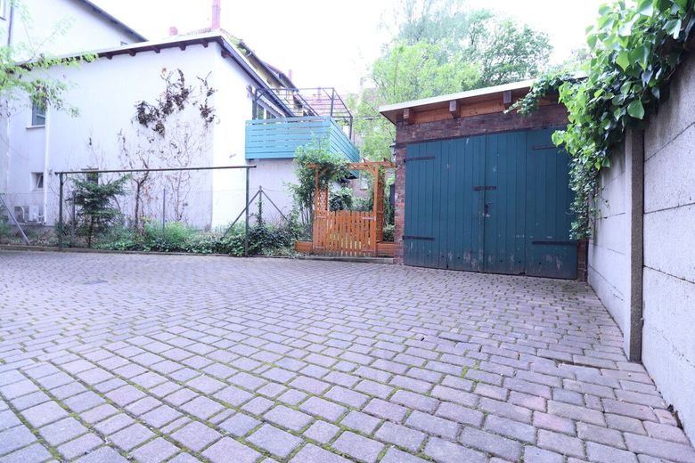 8 Parteien-Mehrfamilienhaus + + im tollen Umfeld + + 1 Garage und ein kleiner Garten am Innenhof – Innenhof
