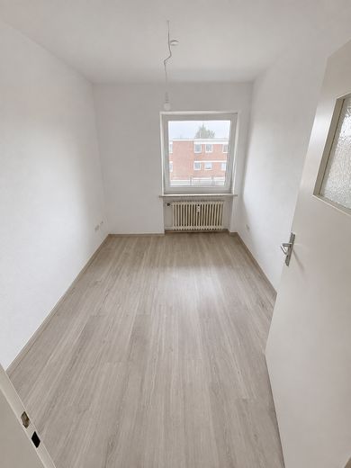4 habitaciones, balcón, sótano: renovado y listo para entrar | sin comisión – Kinderzimmer 1