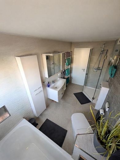 Bungalow mit mitoyenneté rénové sur le plan énergétique (A+) avec patio-jardin privé et vue dégagée sur la verdure – Bad