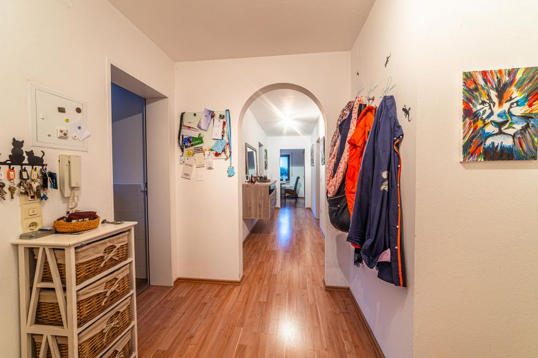 Zweifamilienhaus in Massivbau mit großem Garten in ruhiger Lage – OG Flur