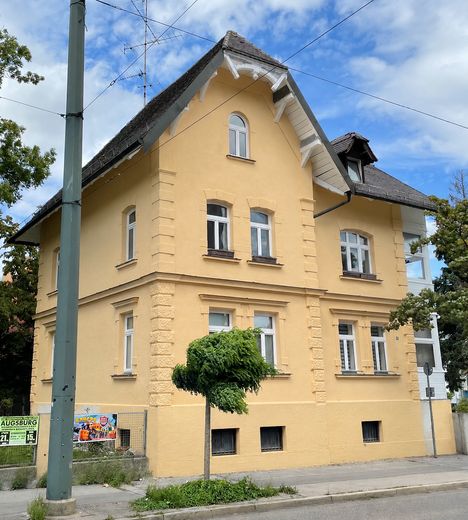 Renovated apartment building with 3 units and a large plot – solid investment, commission-free – Haus Vorderansicht