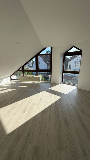 Schöne 3-Zimmer DG Wohnung mit modernisierter Küche und Balkon – Wohnbereich