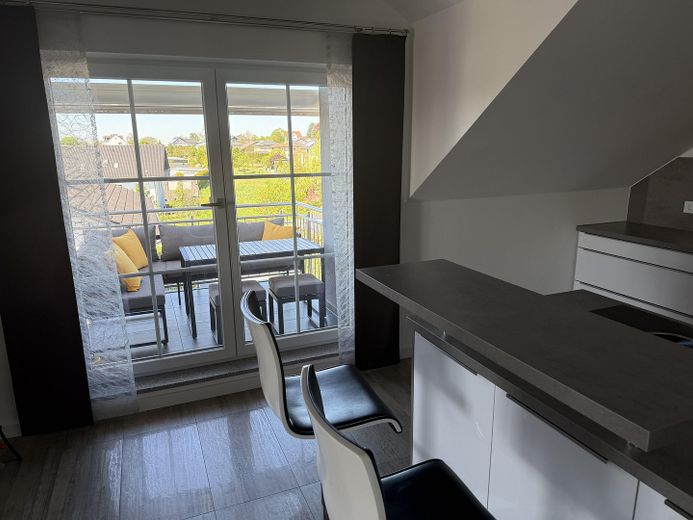 ETW mit gehobener Ausstattung und Fernblick in beliebtem Wohnviertel von Hengersberg – Küchentheke - Balkon