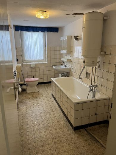 Casa unifamiliare / ex azienda agricola con grande terreno in posizione tranquilla – Foto 20